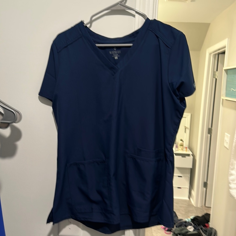 Medcouture Insight 3 pocket Scrub Top